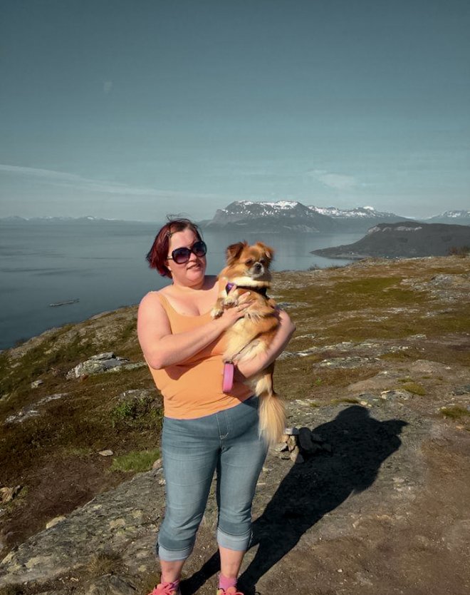 Bilde av student Silje på fjellet med hunden sin 