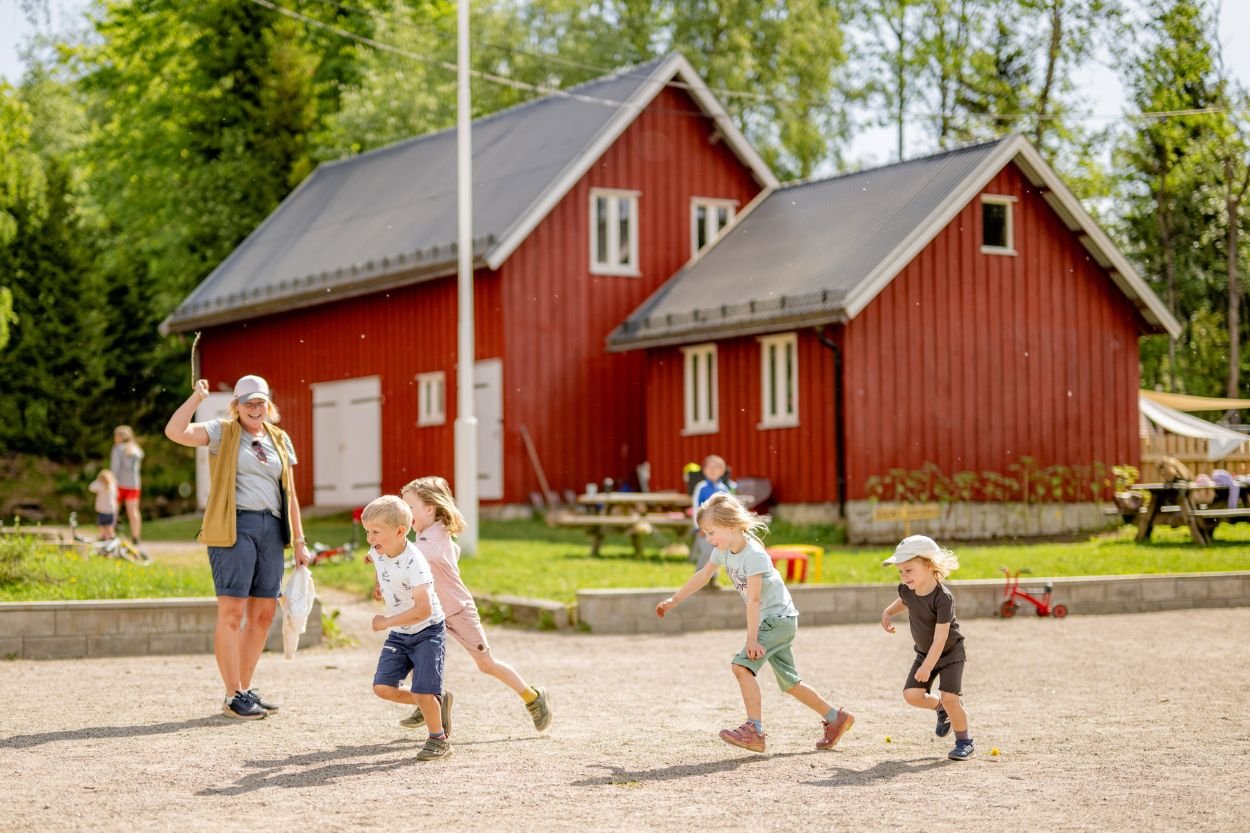 Barn som løper utenforbarnehagen