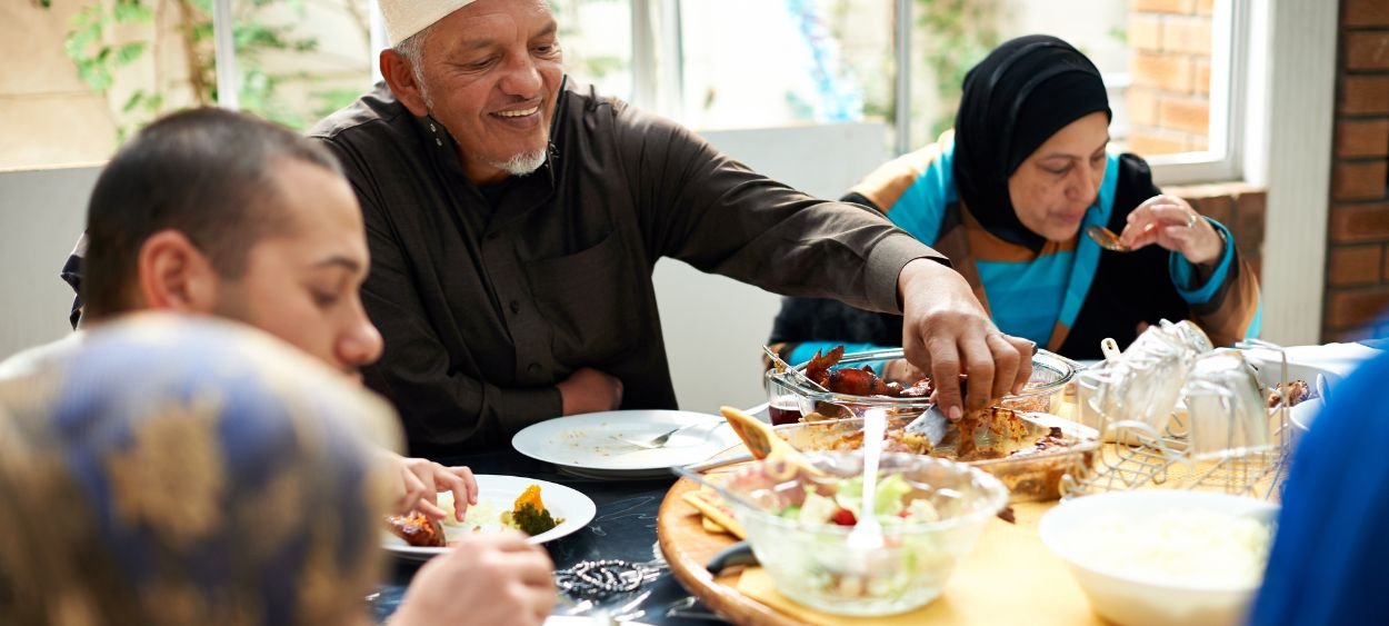 Familie som spiser mat og koser seg